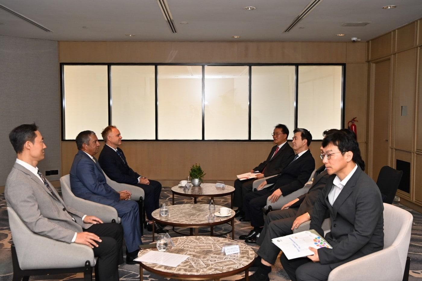 본문 이미지 - 싱가포르 스위소텔 더 스탬포드 호텔에서 진행된 양해각서 체결식 모습.(충남도 제공. 재판매 및 DB금지)/뉴스1