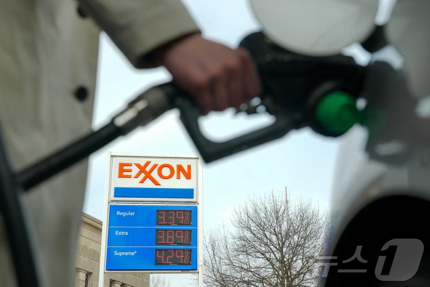 본문 이미지 - 5일(현지시간) 미국 워싱턴에 있는 엑손(Exxon) 주유소에서 한 남성이 연료를 주입하고 있다. 2026.03.05 ⓒ 로이터=뉴스1