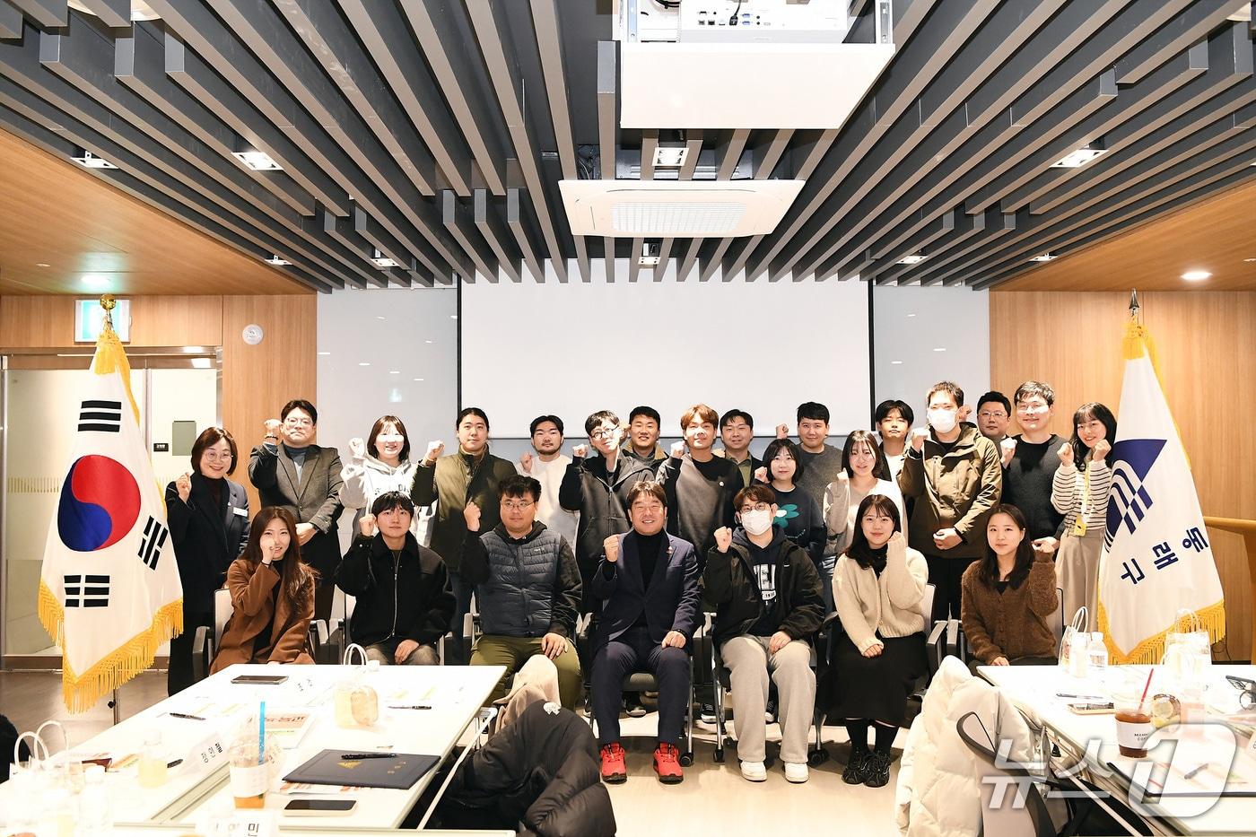 본문 이미지 - 지난달 27일 동래구청 뚜기실에서 열린 '2026년 제1회 청년정책네트워크 워크숍’ 이후 참석자들이 기념촬영을 하고 있다.(동래구 제공. 재판매 및 DB금지)