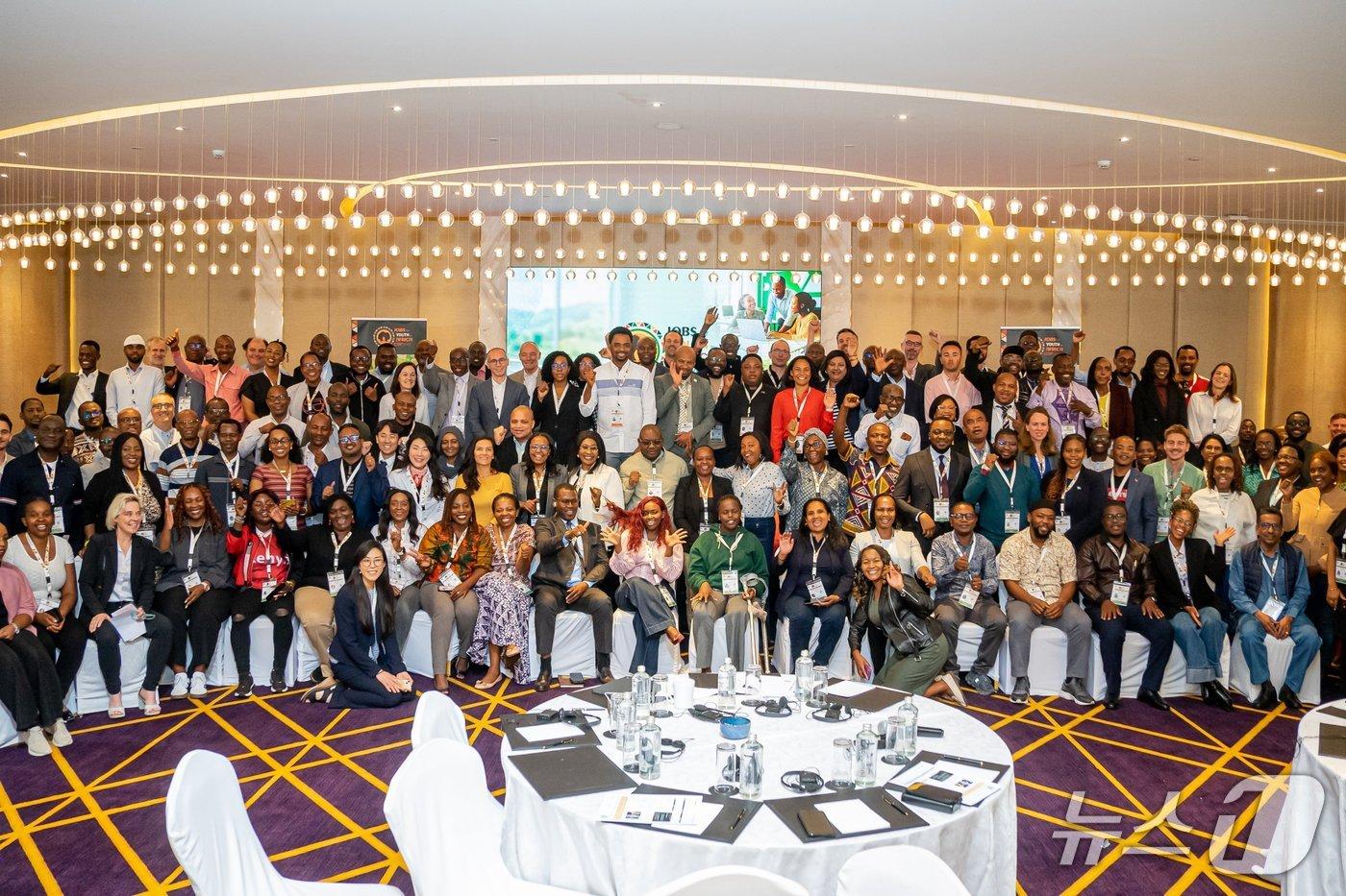 본문 이미지 - 아프리카 청년 일자리 정책 지식교류 플랫폼 참석자들이 기념사진을 촬영하고 있다.(KAIST 제공) /뉴스1