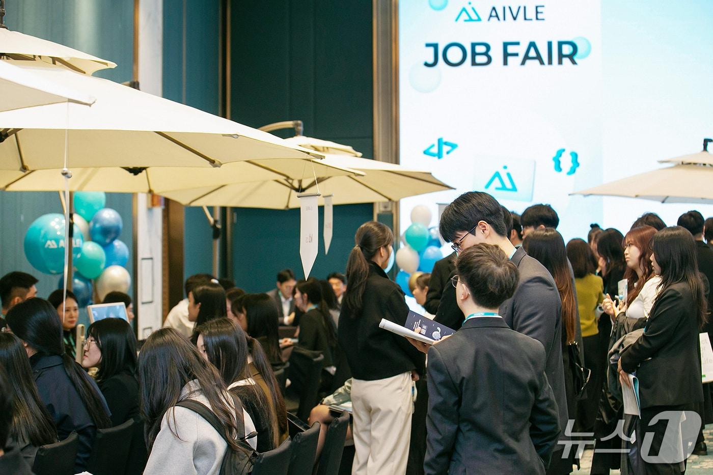 본문 이미지 - 사진은 2월 27일 서울 송파구의 소피텔 앰배서더 서울에서 교육생과 ICT 기업을 대상으로 진행한 취업박람회 모습. (KT 제공)