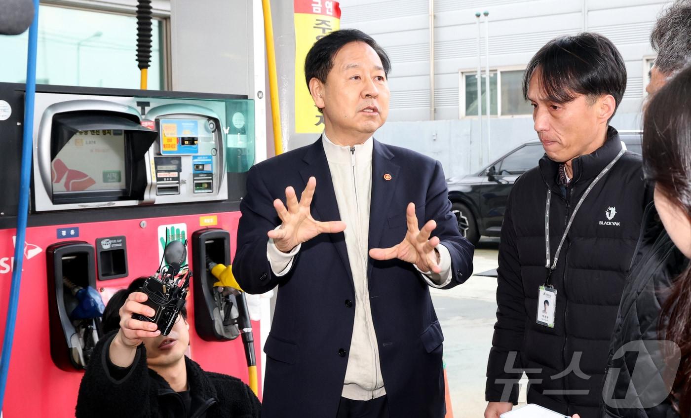 본문 이미지 - 구윤철 부총리 겸 재정경제부 장관이 9일 오후 대전 유성구 주유소를 방문하여 한국석유관리원 관계자들과 국제유가 상승 국면을 틈탄 가격 담합이나 매점매석 등 불법 행위 등에 대한 정부의 적극대응 현장점검을 하고 있다. 2026.3.6 ⓒ 뉴스1 김기남 기자