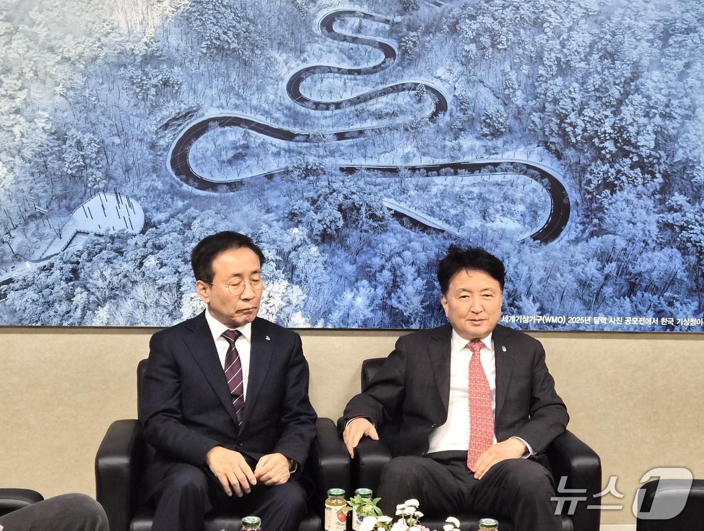 본문 이미지 -  김문근 단양군수와 김영환 충북지사가 단양군청 기자실에서 간담회를 갖고 있다.2026.3.6/뉴스1 손도언 기자 