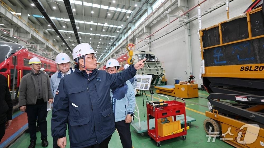 본문 이미지 - 김태승 코레일 사장(사진 가운데)이 6일 오후 다원시스 정읍공장을 방문해 EMU-150 제작 현장을 점검했다. (코레일 제공.재판매 및 DB금지)/뉴스1