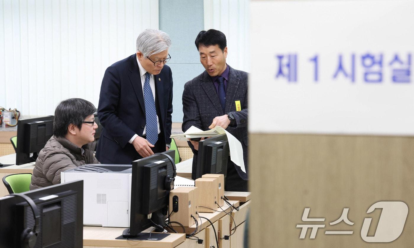 본문 이미지 - 최동석 인사혁신처장이 국가공무원 5급 공채 및 외교관 후보자 선발 제1차 시험을 하루 앞둔 6일 서울 용산구 국립서울맹학교를 찾아 시험 준비상황을 점검하고 있다. (인사혁신처 제공. 재판매 및 DB 금지) 2026.3.6 ⓒ 뉴스1