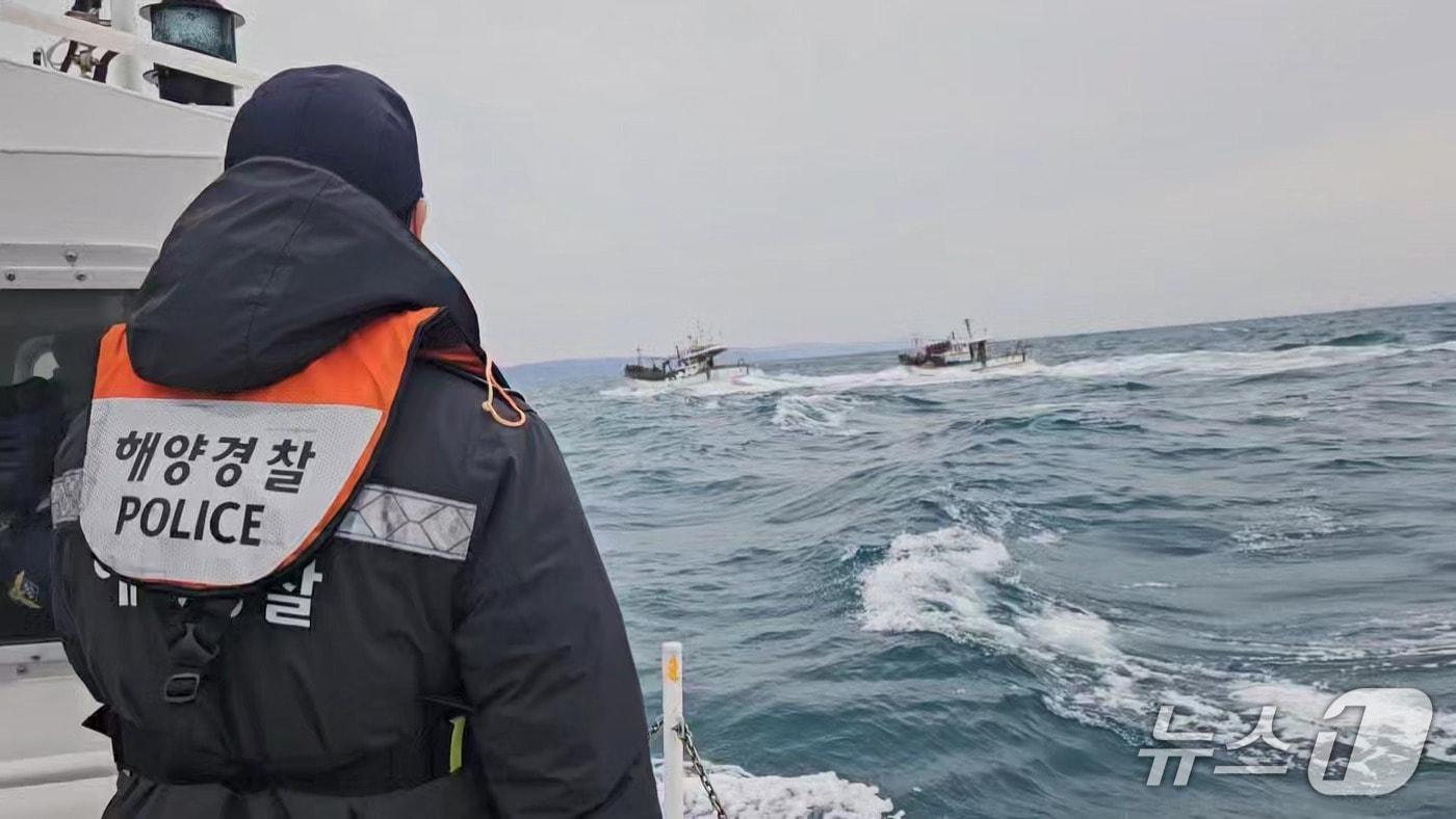 본문 이미지 - 6일 오전 8시 40분쯤 포항시 칠포항 인근에서 어선이 침몰해 해경이 구조에 나섰다.(포항해경 제공. 재판매 및 DB 금지)2026.3.6/뉴스1
