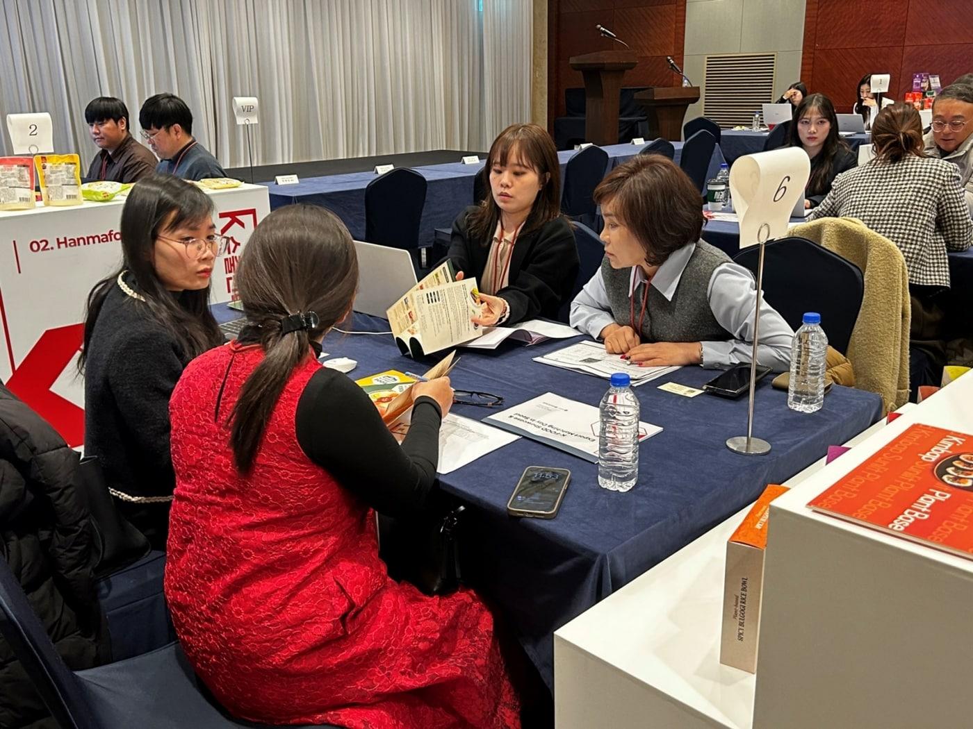 본문 이미지 - 지난 5일 서울 송파구 롯데호텔월드에서 진행된 'K-수출전략품목 베트남 진출 수출상담회' 전경.(롯데마트 제공)ㅗ