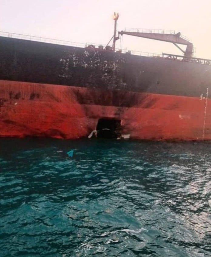 본문 이미지 - 이란의 공격을 받은 바하마 선적 유조선 '소난골 나미베'호. (소셜미디어 엑스 아이디 @GabeZZOZZ)