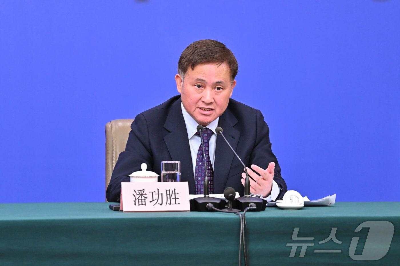 본문 이미지 - 판궁성 중국인민은행장이 6일 베이징 미디어센터에서 열린 제14차 전국인민대표대회(전인대) 경제 관련 기자회견에서 발언을 하고 있다. ⓒ 신화=뉴스1