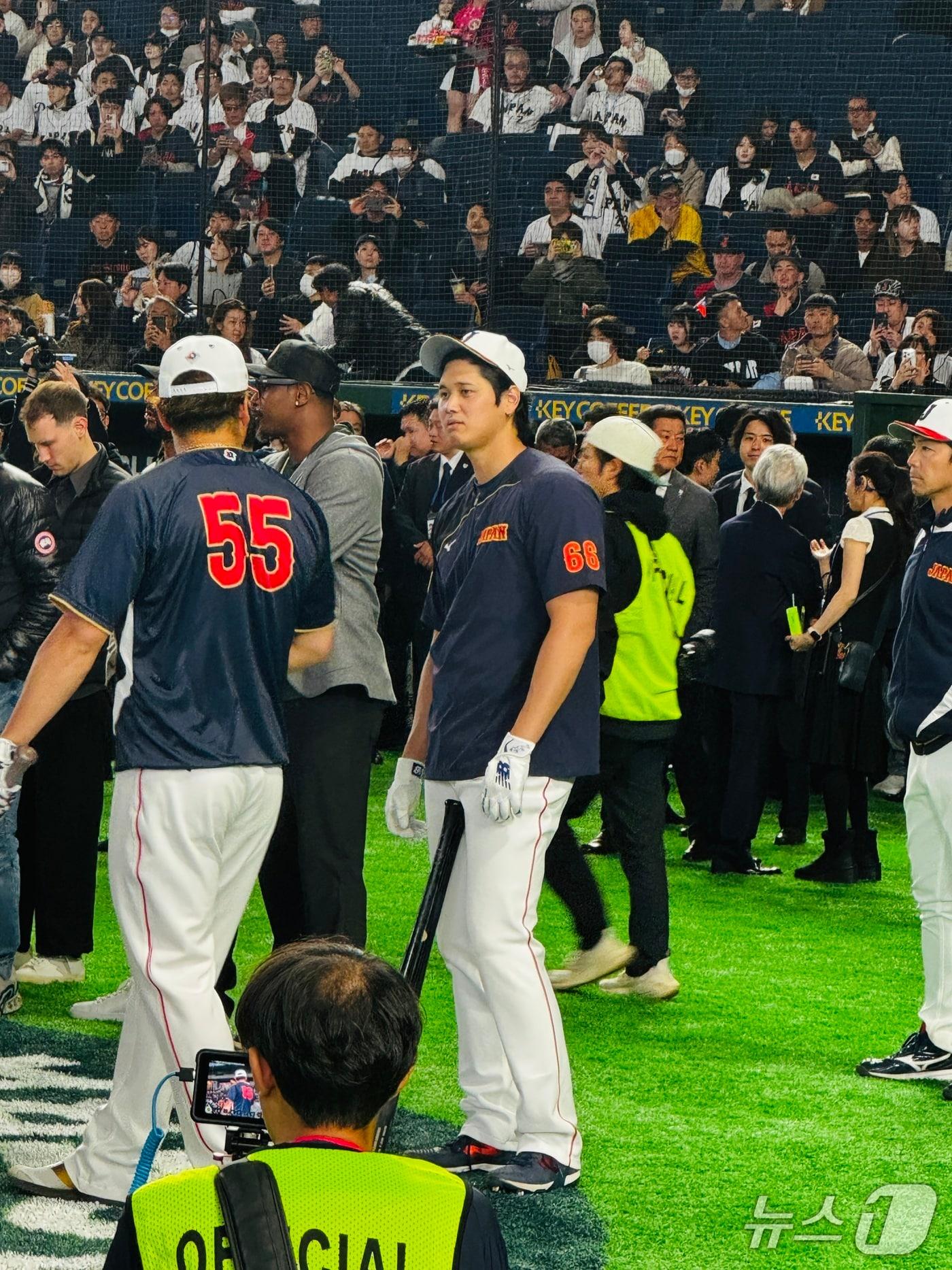 본문 이미지 - 일본 야구 대표팀 오타니 쇼헤이가 6일 일본 도쿄돔에서 열리는 대만과 경기에 앞서 동료와 이야기를 나누고 있다.