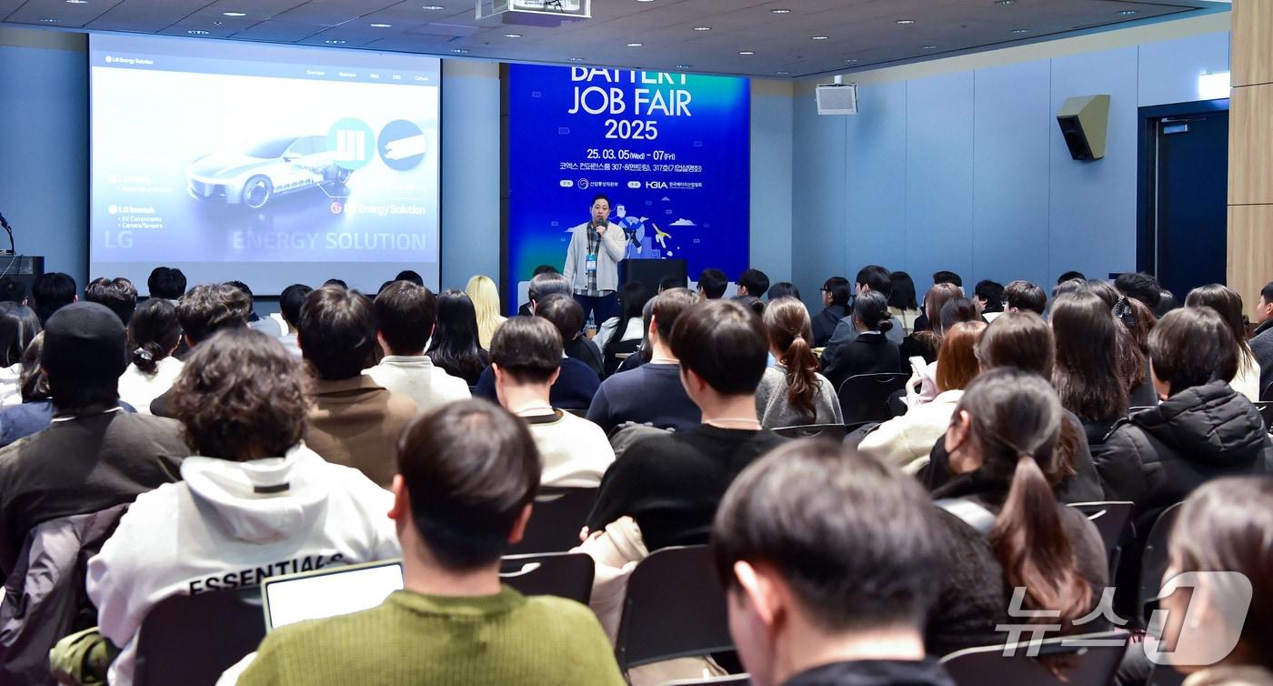 본문 이미지 - LG에너지솔루션(373220)은 오는 11일부터 사흘간 서울 코엑스에서 열리는 '인터배터리 2026'에서 열리는 '배터리 잡페어 2026'에 참가한다고 8일 밝혔다.(LG에너지솔루션 제공)