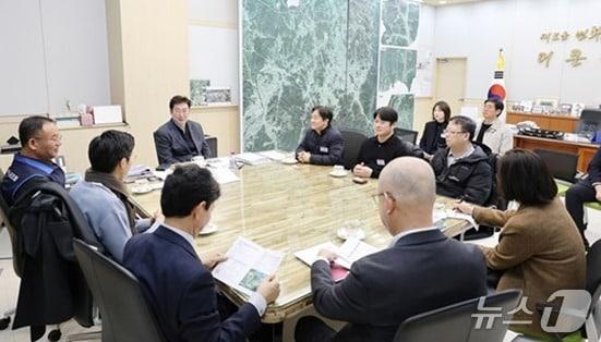 본문 이미지 - 원강수 강원 원주시장과 연구관리 공공기관 노동조합 연합회 관계자들이 지난 4일 원주시장 집무실에서 간담회를 가졌다. (원주시 제공. 재판매 및 DB금지) 2026.3.6/뉴스1