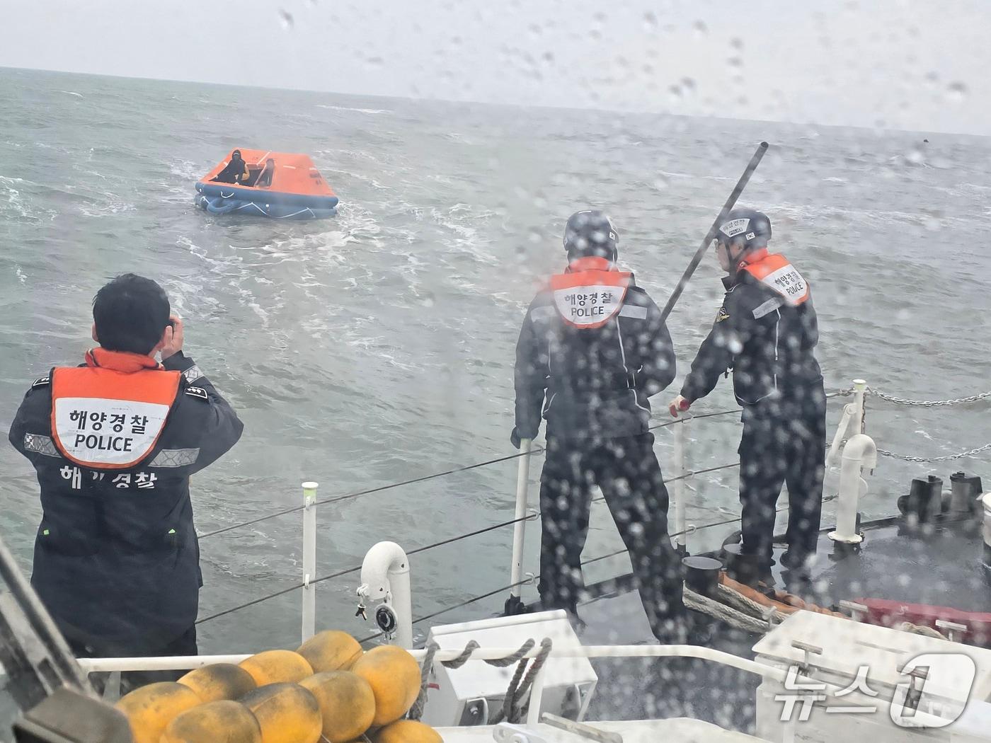 본문 이미지 -  보령 소화사도 해상서 침몰한 어선에서 탈출한 선원 7명이 구명 땟목에 탄 채 표류 중 해경에 의해 구조중인 모습. (보령해경 제공, 재판매 및 DB금지) / 뉴스1