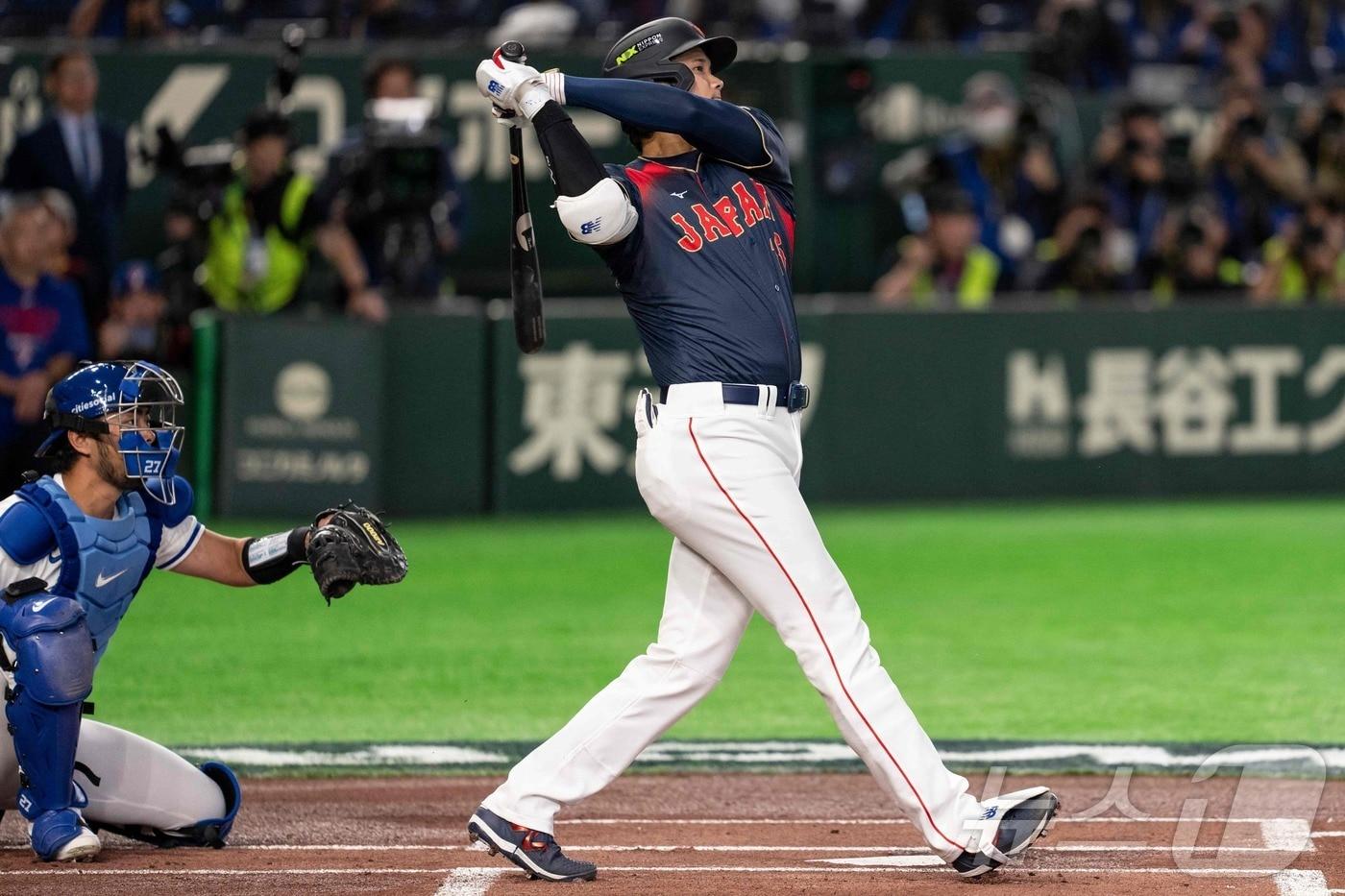 본문 이미지 - 대만전에서 타격하는 오타니.ⓒ AFP=뉴스1