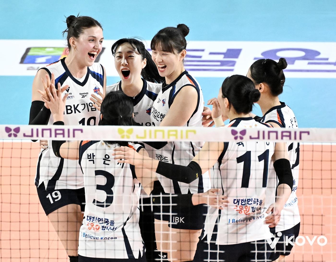 본문 이미지 -  정관장을 꺾고 기뻐하는 IBK(KOVO제공)