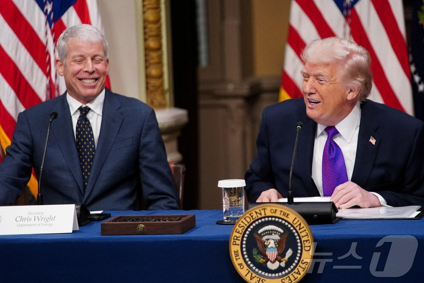 본문 이미지 - 크리스 라이트 미국 에너지부 장관(왼쪽)이 4일(현지시간) 백악관 행사에 참석해 도널드 트럼프 대통령의 발언에 웃고 있다. ⓒ 로이터=뉴스1