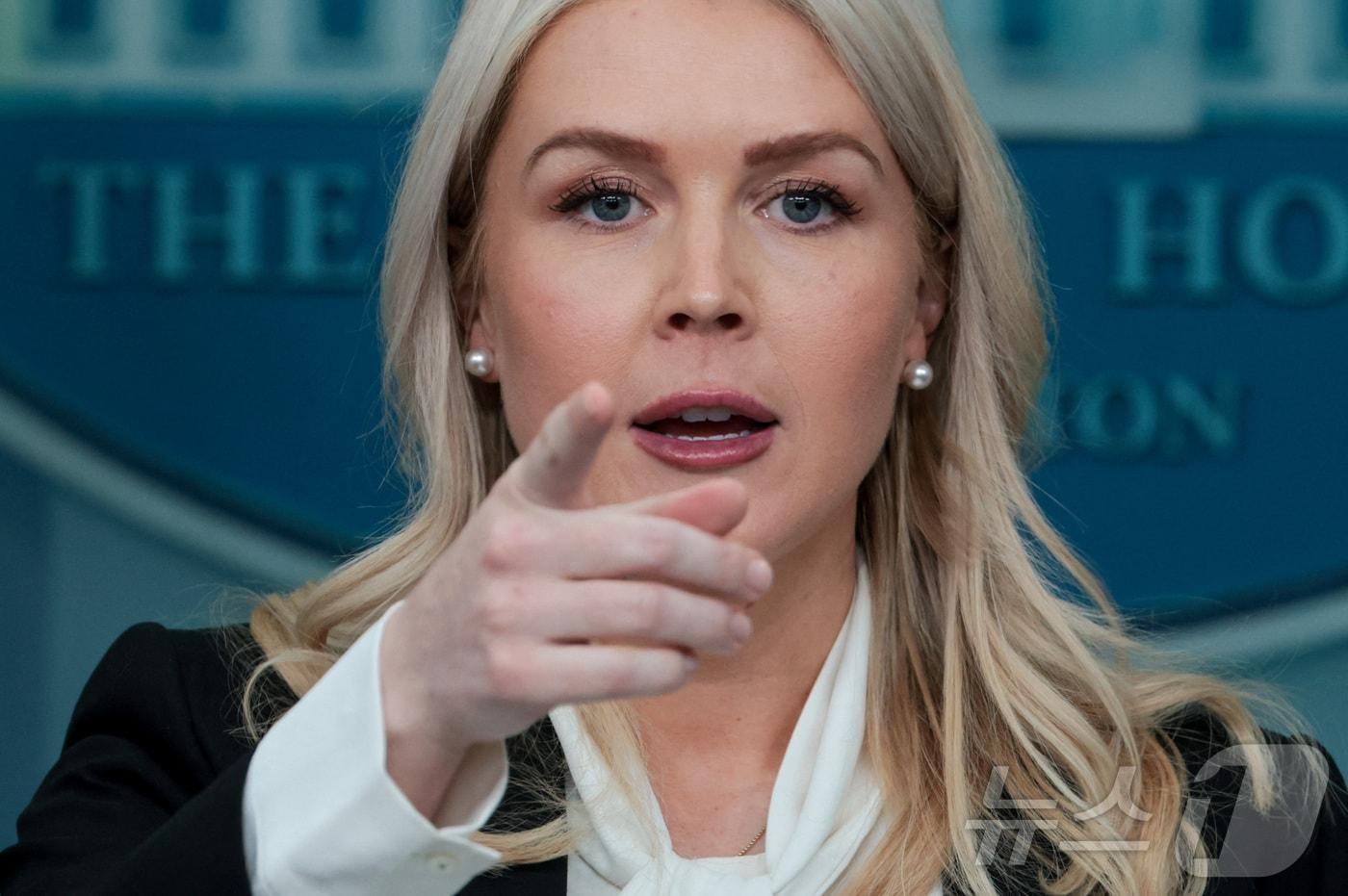 본문 이미지 - 캐롤라인 레빗 백악관 대변인이 4일 백악관에서 언론 브리핑을 진행하며 취재진의 질문을 받고 있다. 2026.3.4 ⓒ 로이터=뉴스1