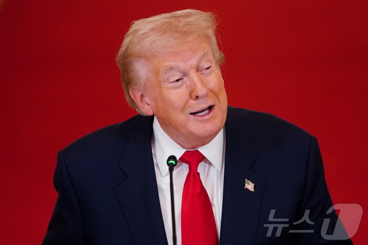 본문 이미지 - 도널드 트럼프 미국 대통령이 6일(현지시간) 백악관에서 열린 대학 스포츠 관련 라운드 테이블 행사에서 발언하고 있다. 2026.03.06. ⓒ 로이터=뉴스1