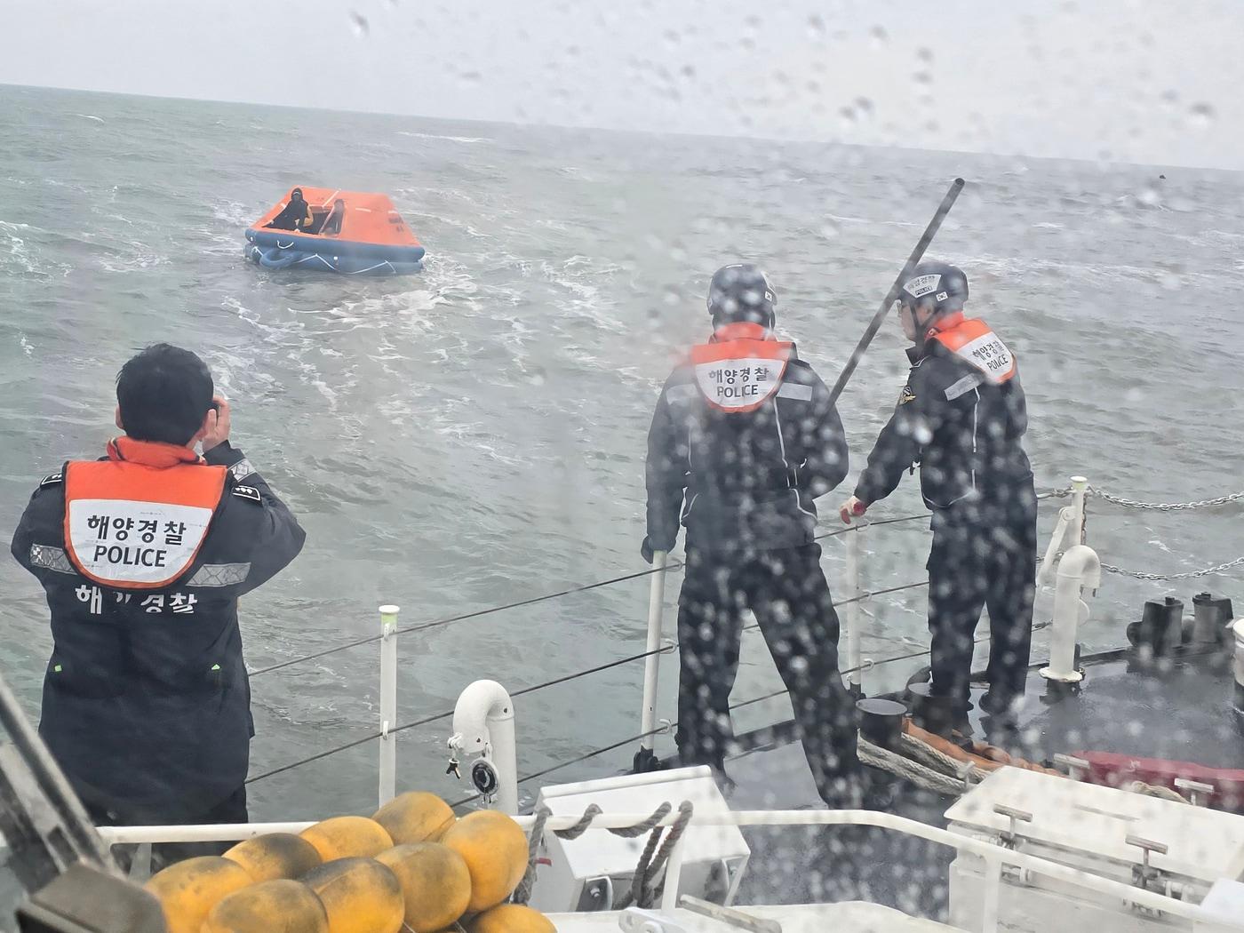 본문 이미지 - 해경이 구명선에 탄 침몰 어선 승선원들을 구조하고 있다.(보령해경 제공. 재판매 및 DB금지)/뉴스1