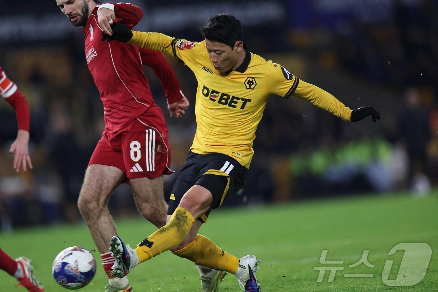 본문 이미지 - 울버햄튼 공격수 황희찬이 7일(한국시간) 열린 2025-26 잉글랜드 FA컵 16강 리버풀전에서 후반 46분 득점을 기록했다. ⓒ AFP=뉴스1