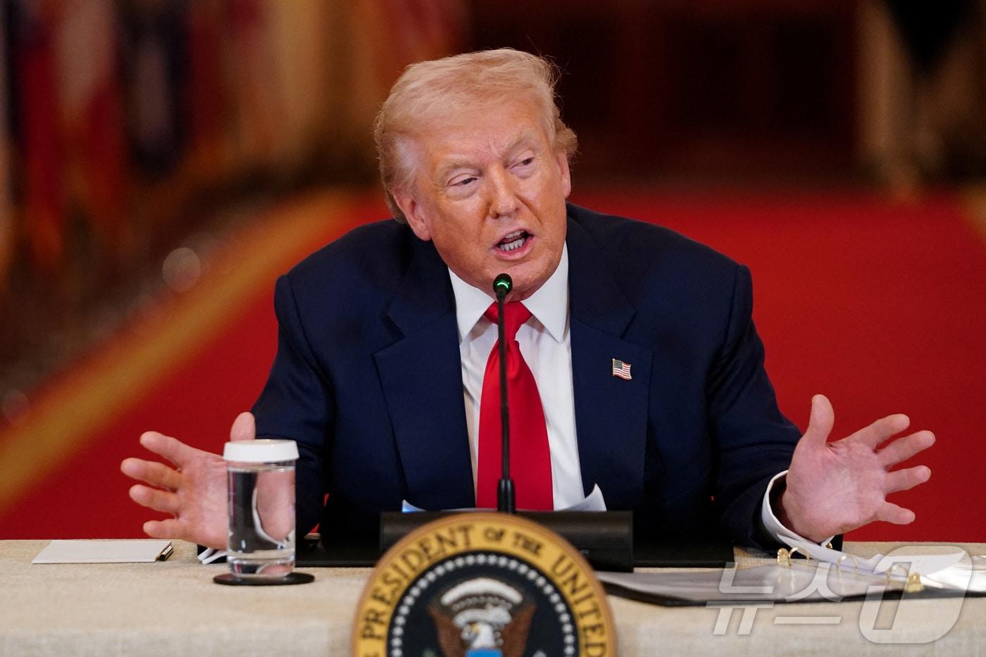 본문 이미지 - 도널드 트럼프 미국 대통령이 6일(현지시간) 워싱턴DC 백악관에서 열린 대학스포츠 관련 행사에서 발언하고 있다. 트럼프는 대(對)이란 군사작전 관련 질문을 받고 "이란 지도부는 두 차례 제거돼 세 번째 지도부가 맡고 있다＂면서 ＂대이란 작전 점수는 10점 만점에 12~15점을 주고 싶다＂고 말했다. 2026.03.06. ⓒ 로이터=뉴스1