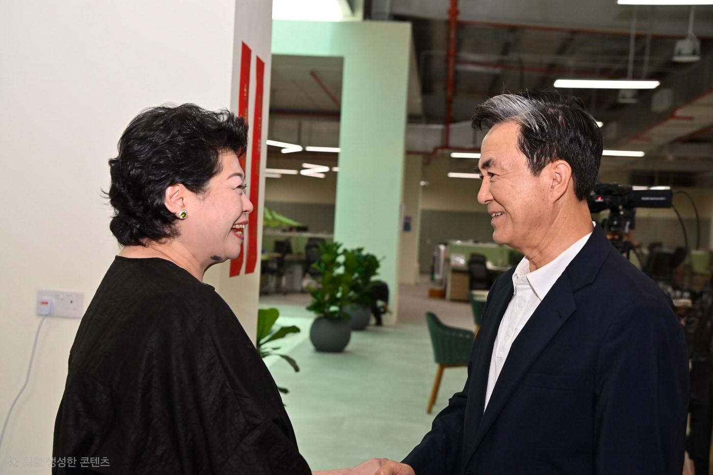 본문 이미지 - 김태흠 지사(오른쪽)가 수잔 총 그린파이토 최고경영자와 만나 인사를 나누고 있다.(충남도 제공. 재판매 및 DB금지)/뉴스1