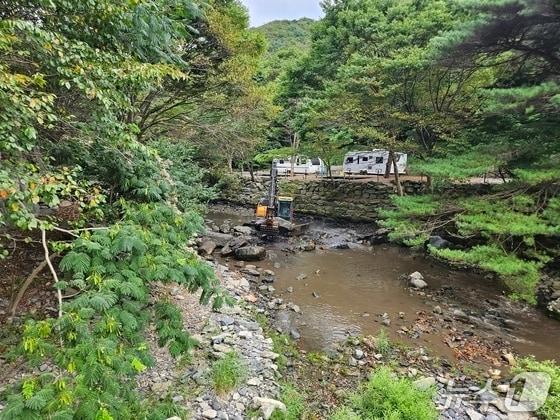 본문 이미지 - 보령시가 지난해 8월 성주천에 불법 설치된 물막이를 행정대집행으로 철거하고 있다.(뉴스1DB)/뉴스1