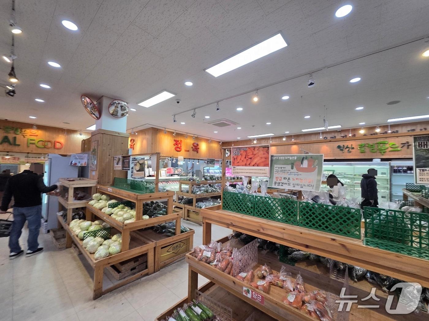 본문 이미지 - 지난 6일 오후께 찾은 전북 익산시 어양동의 로컬푸드 직매장에서 시민들이 장을 보고 있다. 2026.3.7/뉴스1 장수인 기자