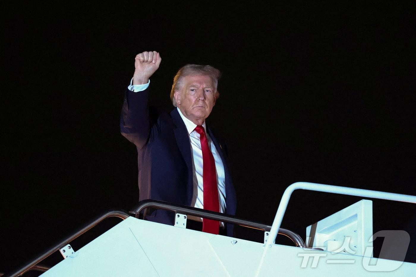 본문 이미지 - 도널드 트럼프 미국 대통령이 6일(현지시간) 플로리다로 향하기 위해 에어포스원(미 대통령 전용기)에 탑승하면서 주먹을 쥐어보이고 있다. 2026.03.06. ⓒ 로이터=뉴스1