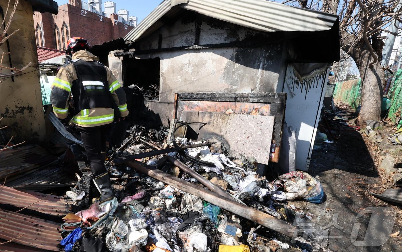 본문 이미지 - 7일 오전 10시1분쯤 서울 용산구 한강로3가의 한 주택 건물에서 화재가 발생해 소방 대원들이 현장을 살펴보고 있다. 소방 당국에 따르면 전기난로를 사용하던 중 화재가 발생한 것으로 알려졌으며, 현재까지 인명 피해는 없는 것으로 전해졌다. 2026.3.7 ⓒ 뉴스1 김진환 기자