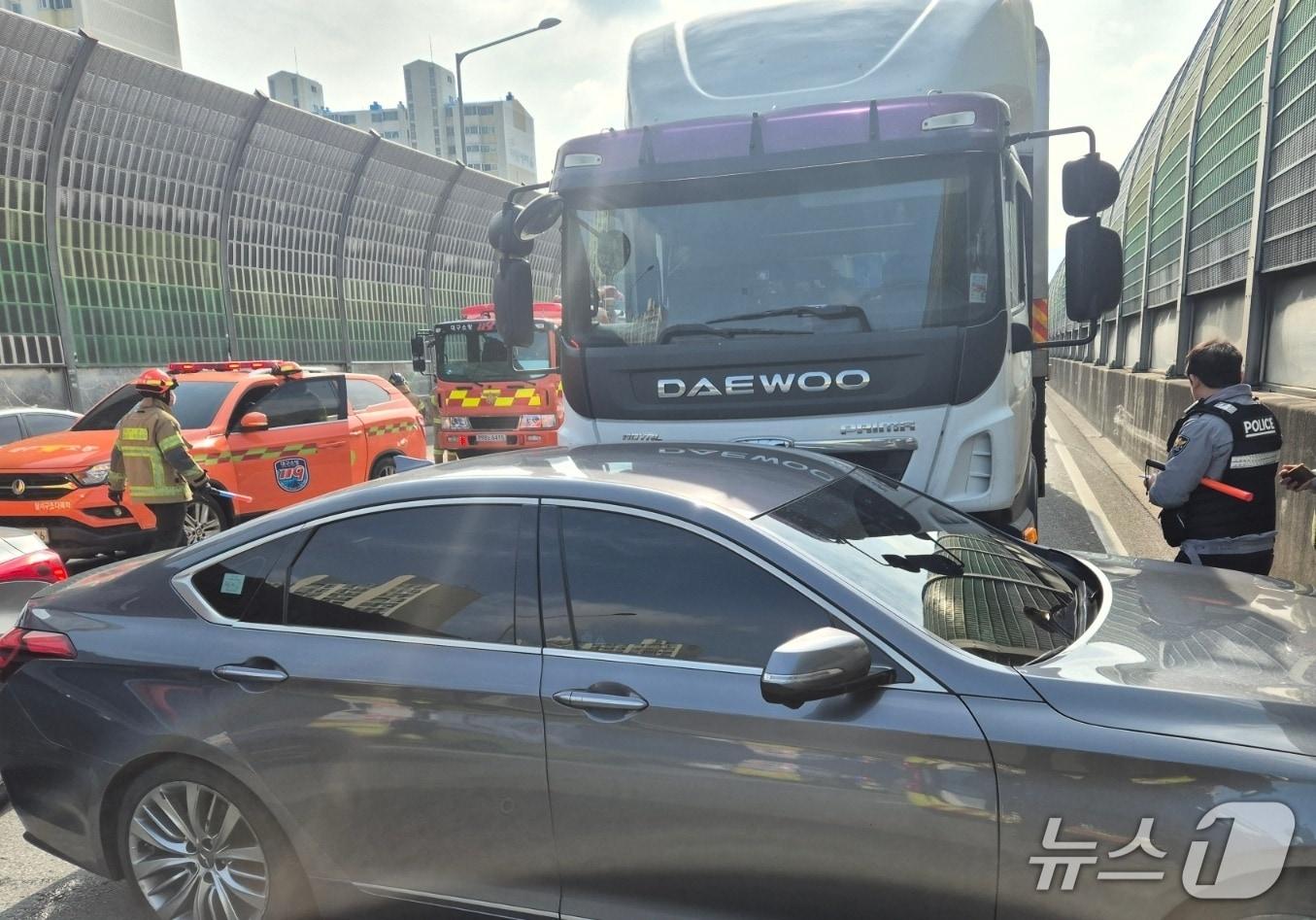 본문 이미지 - 7일 오전 10시 6분쯤 대구시 달서구 장기동 신천대로서 화물차가 옆 차로를 달리던 승용차를 들이받는 사고가 발생했다.(대구소방 제공. 재판매 및 DB금지)/뉴스1