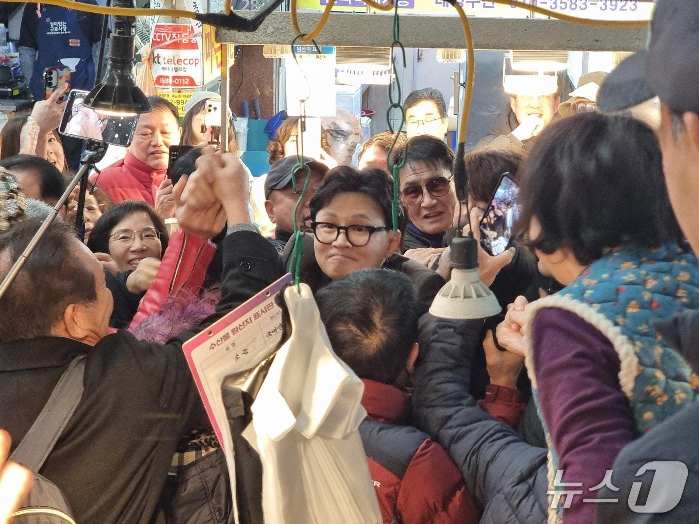 본문 이미지 - 한동훈 전 국민의힘 대표가 7일 부산 구포시장을 찾았다.(2026.3.7/뉴스1 ⓒ News1 임순택 기자