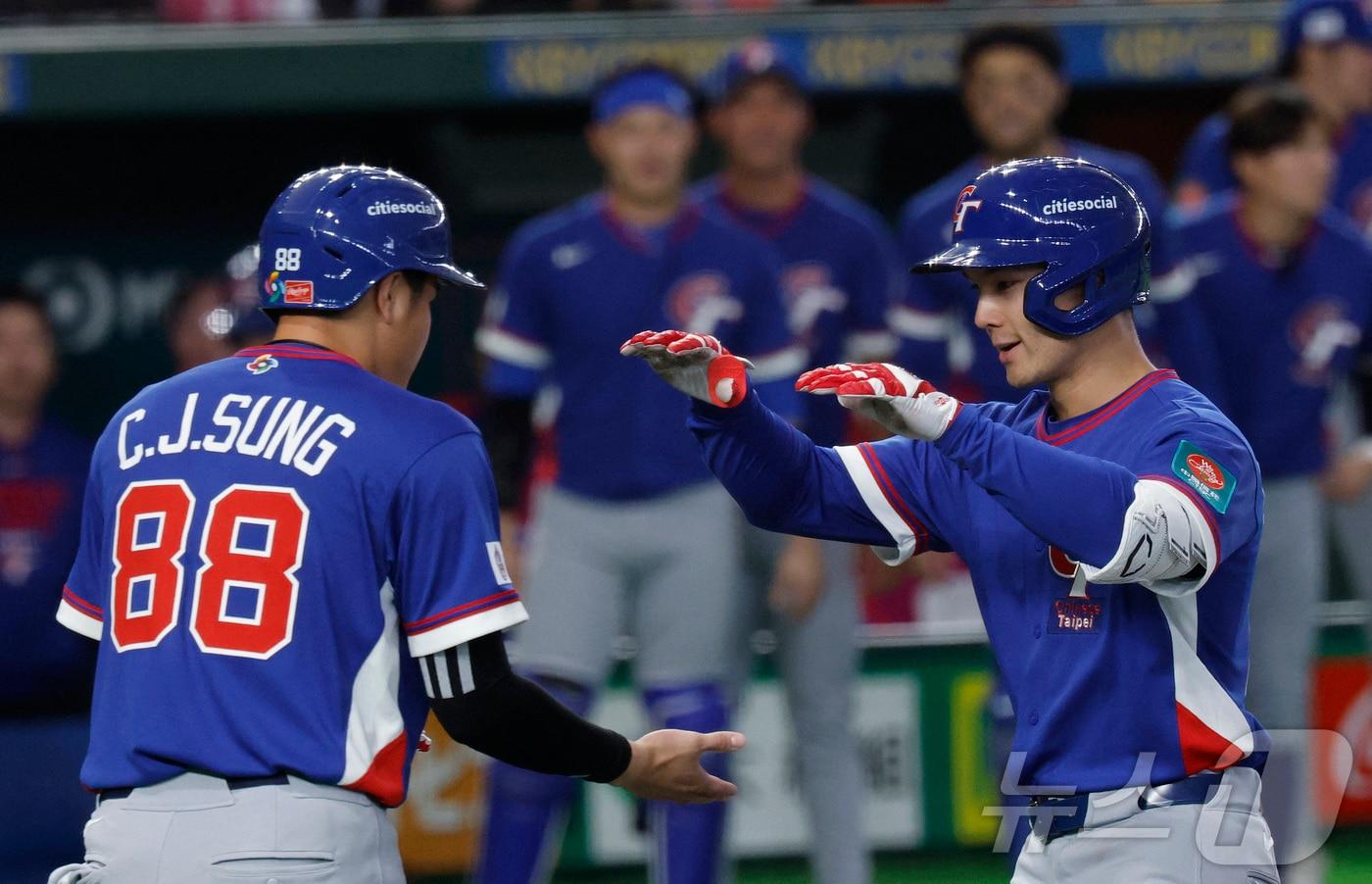 본문 이미지 - 대만의 스튜어트 페어차일드(오른쪽)가 7일 일본 도쿄돔에서 열린 2026  WBC 1라운드 체코전에서 2회 만루 홈런을 터뜨린 뒤 기뻐하고 있다. ⓒ 로이터=뉴스1