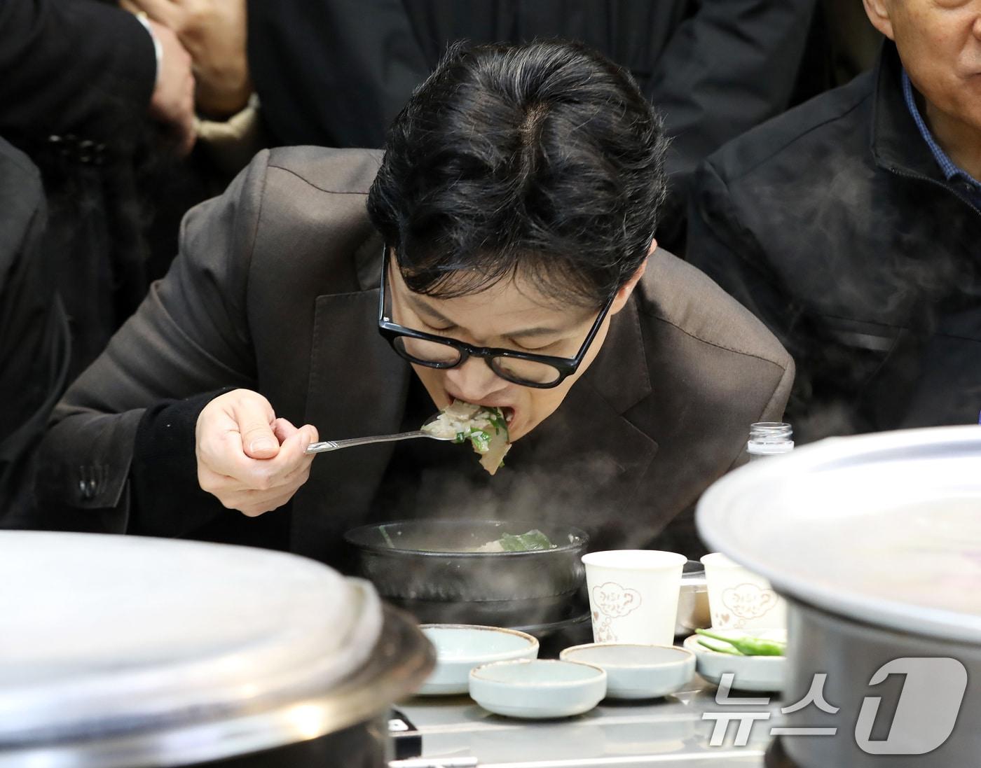 본문 이미지 - 한동훈 전 국민의힘 대표가 7일 오후 부산 북구 구포시장 한 식당을 찾아 돼지국밥을 먹고 있다. 2026.3.7 ⓒ 뉴스1 윤일지 기자