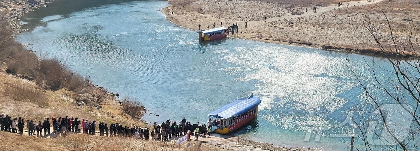 본문 이미지 - 조선 6대 임금 단종을 다룬 영화 '왕과 사는 남자'(왕사남)의 누적 관객 수가 1000만 명을 넘어선 가운데, 3월 첫 토요일인 7일 오후 단종 유배지였던 강원 영월군 청령포에 여행객들이 몰려들고 있다. 청령포는 천연기념물 제349호 '관음송'을 비롯해 소나무 숲과 자연 경관이 어우러진 영월 대표 관광지 중 한 곳이다. 2026.3.7 ⓒ 뉴스1 신관호 기자