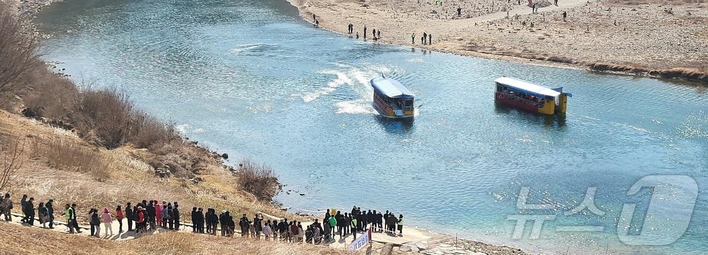 본문 이미지 - 7일 낮 강원 영월군 청령포에 여행객들이 몰려들고 있다. 조선 6대 임금 단종을 다룬 영화 '왕과 사는 남자'(왕사남)의 누적 관객 수가 1000만 명을 넘어선 가운데, 단종 유배지였던 청령포에도 영화 관람객을 비롯한 여러 관광객 몰려들고 있다. 2026.3.7 ⓒ 뉴스1 신관호 기자