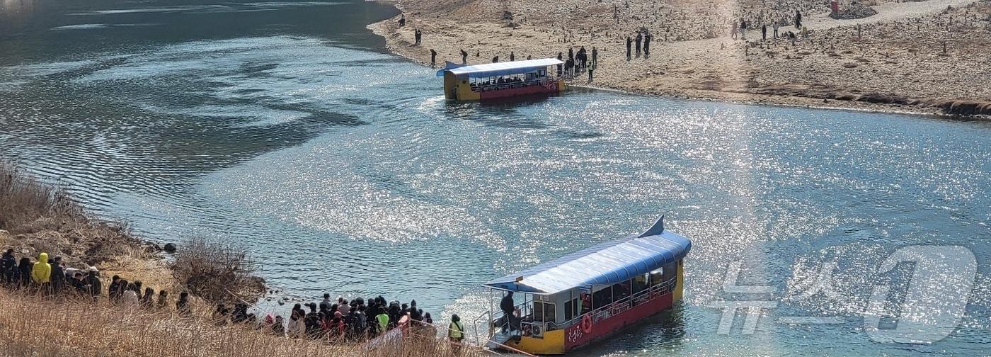 본문 이미지 - 7일 오후 강원 영월군 청령포에 여행객들이 몰려들고 있다. 조선 6대 임금 단종을 다룬 영화 '왕과 사는 남자'(왕사남)의 누적 관객 수가 1000만 명을 넘어선 가운데, 단종 유배지였던 청령포에도 영화 관람객을 비롯한 여러 관광객 몰려들고 있다. 2026.3.7 ⓒ 뉴스1 신관호 기자