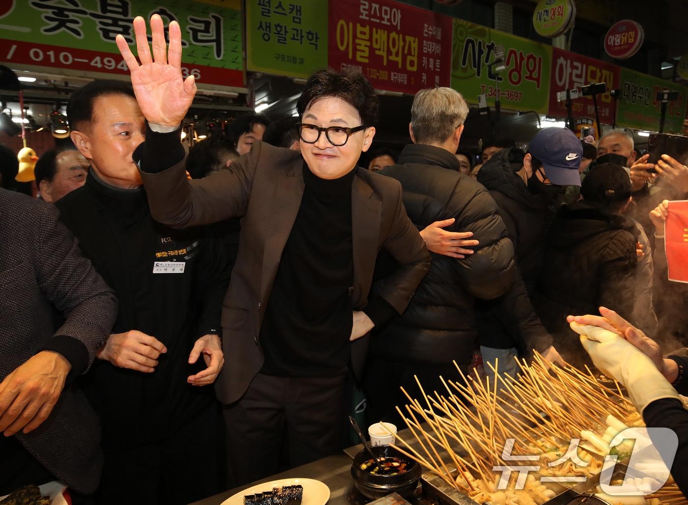 본문 이미지 - 한동훈 전 국민의힘 대표가 7일 오후 부산 북구 구포시장을 찾아 지지자들에게 인사하고 있다. 2026.3.7 ⓒ 뉴스1 윤일지 기자