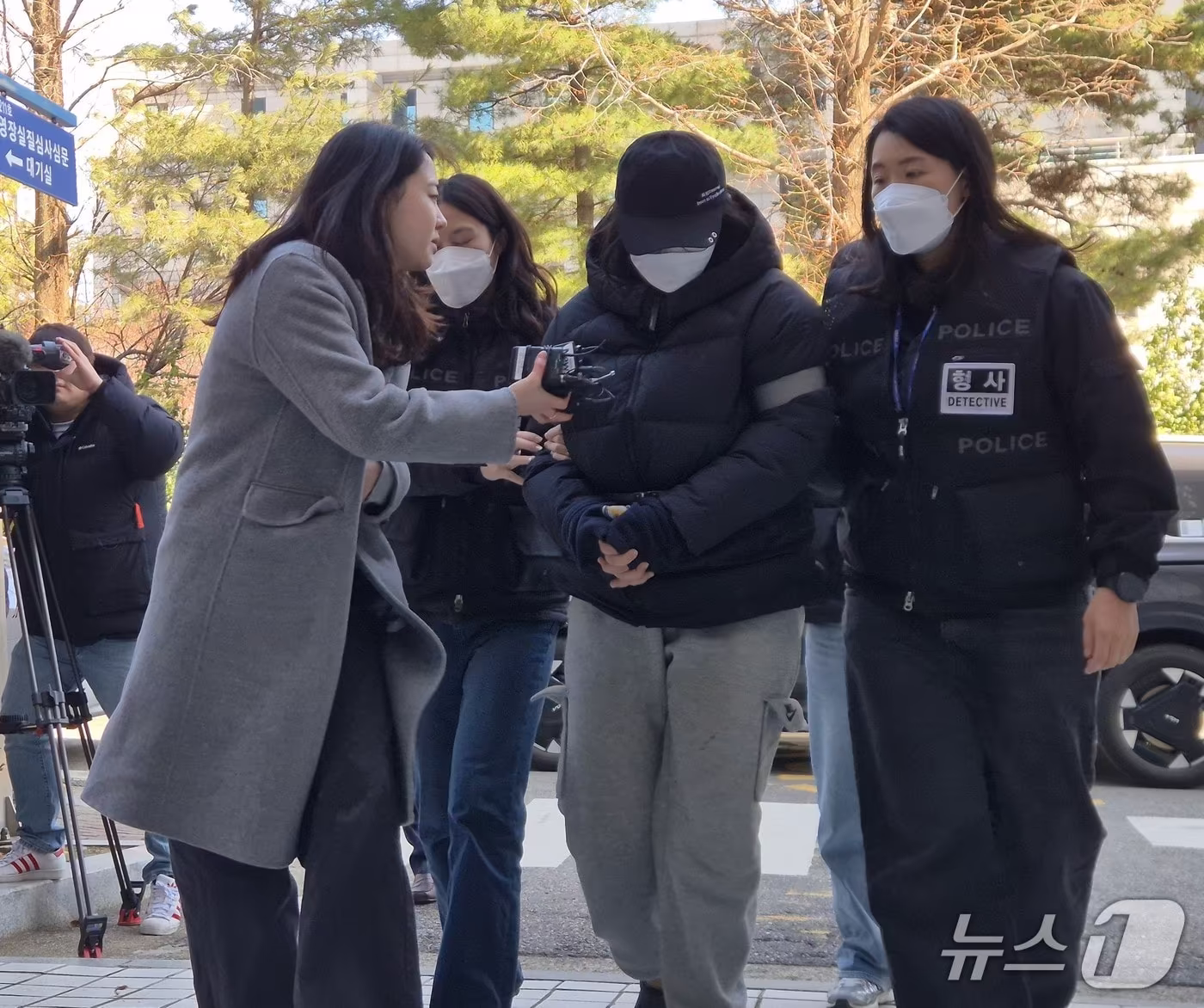 본문 이미지 -  아동학대치사 혐의를 받는 A 씨(29)가 구속 전 피의자 심문(영장실질심사)을 받기 위해 인천지법에 출석했다.이시명기자/뉴스1 