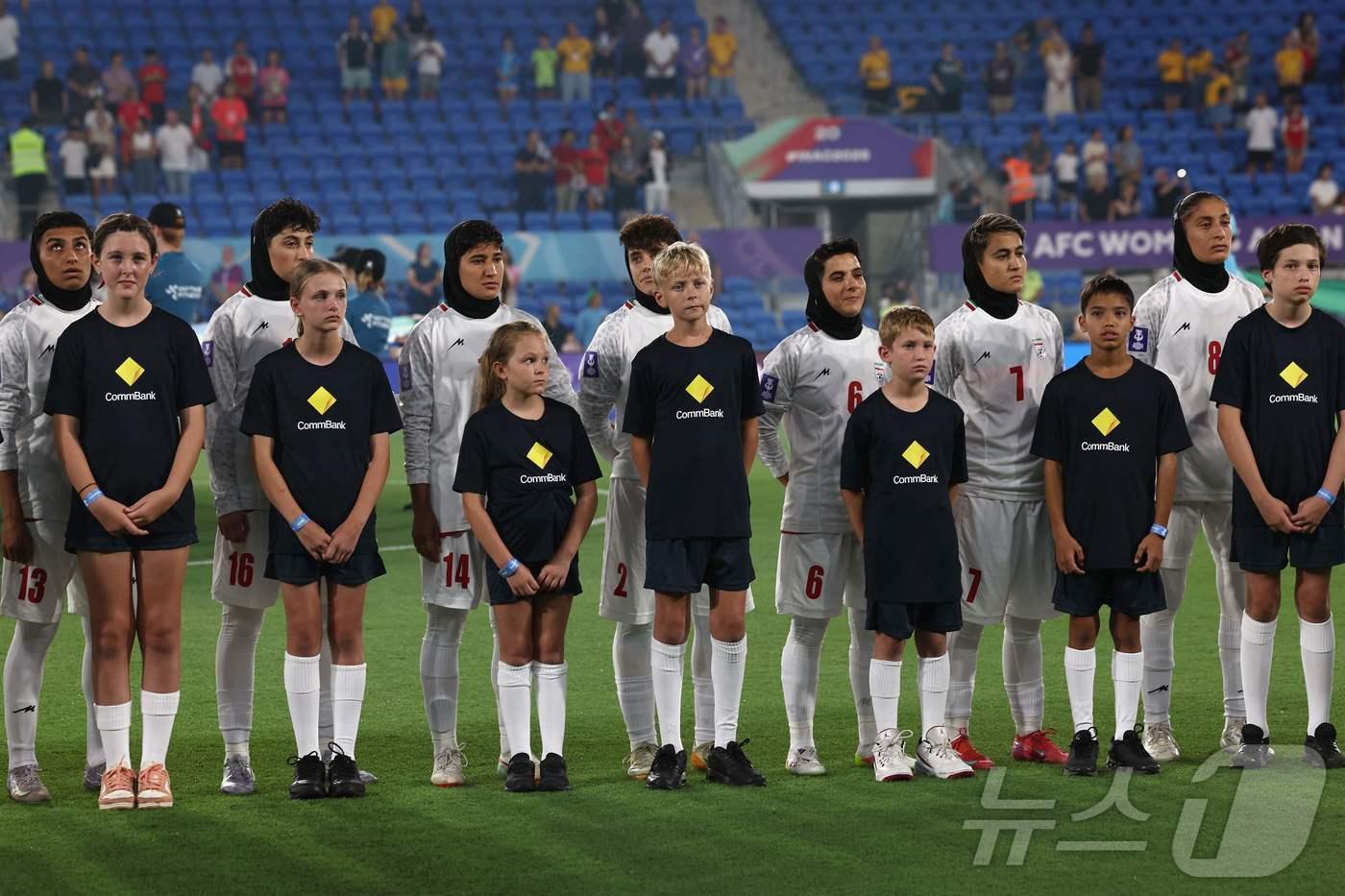 본문 이미지 - 지난 2일 열린 2026 AFC 여자 아시안컵 조별리그 A조 한국전에서 국가 제창을 거부한 이란 여자축구대표팀 선수들. ⓒ AFP=뉴스1