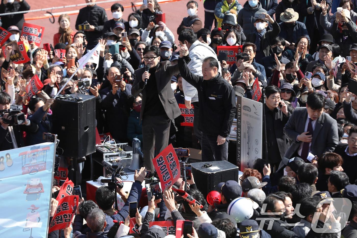 본문 이미지 - 한동훈 전 국민의힘 대표가 7일 오후 부산 북구 구포시장을 찾아 발언하고 있다. 2026.3.7 ⓒ 뉴스1 윤일지 기자