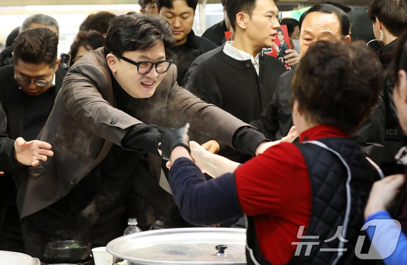 본문 이미지 - 한동훈 전 국민의힘 대표가 지난 7일 오후 부산 북구 구포시장을 찾아 상인들과 인사를 나누고 있다. 2026.3.7 ⓒ 뉴스1 윤일지 기자