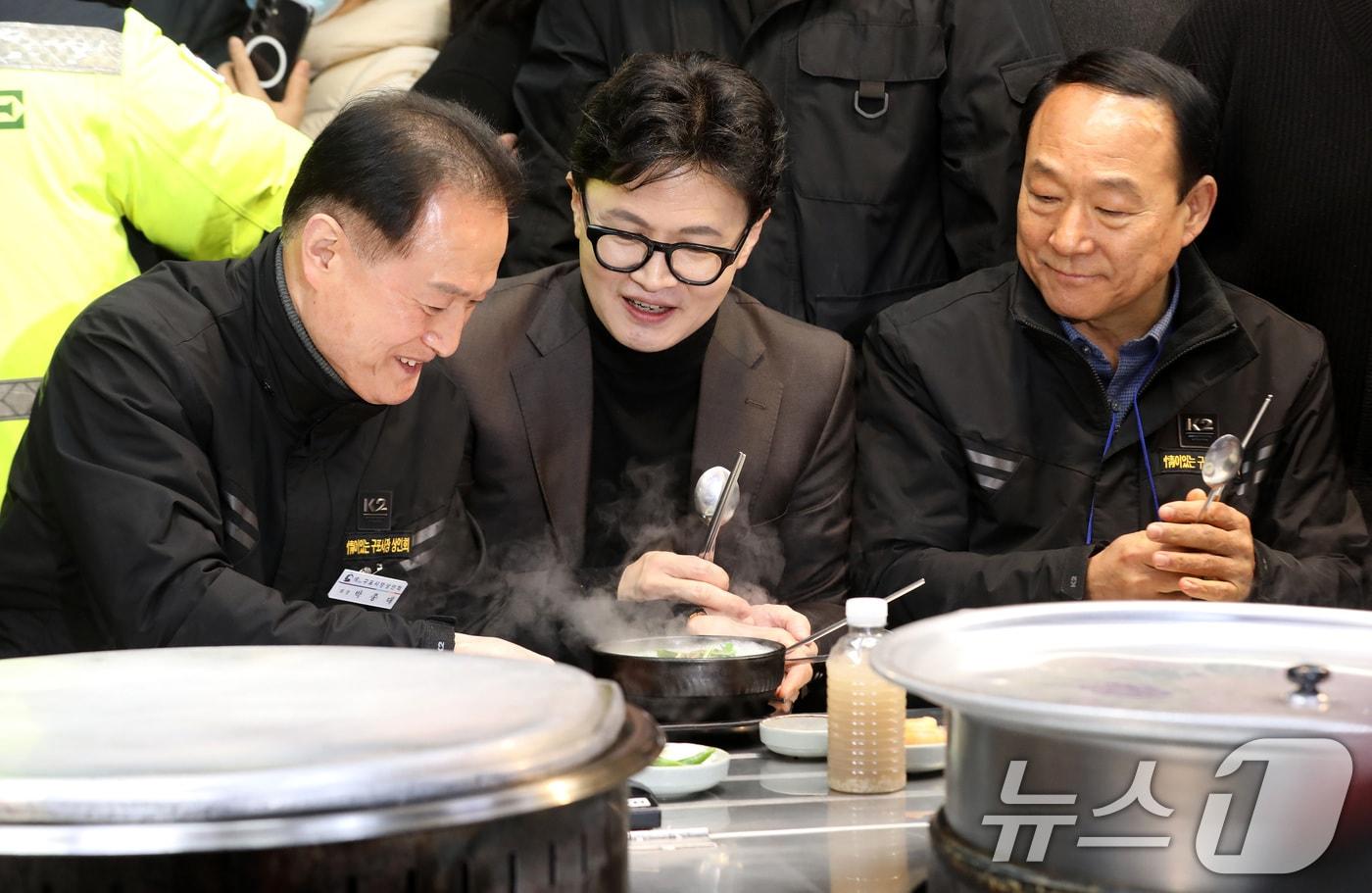 본문 이미지 - 한동훈 전 국민의힘 대표가 지난 7일 오후 부산 북구 구포시장 한 식당을 찾아 돼지국밥을 먹고 있다. 2026.3.7 ⓒ 뉴스1 윤일지 기자