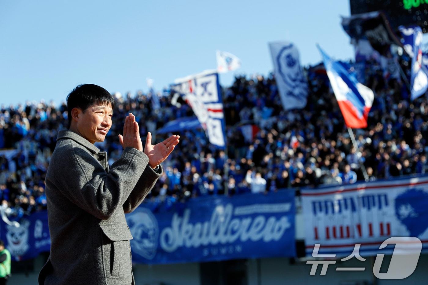 본문 이미지 - 7일 오후 경기도 파주시 금릉동 파주 스타디움에서 열린 하나은행 K리그2 2026 2라운드 파주 프런티어 FC와 수원삼성블루윙즈의 경기에서 1대 0으로 승리한 수원 이정효 감독이 서포터즈의 응원에 박수를 보내고 있다. 2026.3.7 ⓒ 뉴스1 박정호 기자