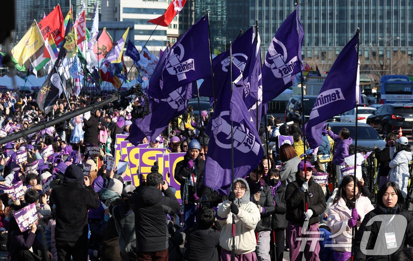 본문 이미지 - 7일 서울 광화문 서십자각에서 열린 2026년 3·8세계여성읜 날 기념 제41회 한국여성대회에서 참가자들이 깃발 퍼포먼스를 하고 있다. 이번 대회는 '빛의 혁명을 완수하라! 성평등이 민주주의의 완성이다 모이자광장으로, 여성주권자의 힘으로!'라는 슬로건으로 열렸다. 2026.3.7 ⓒ 뉴스1 김명섭 기자