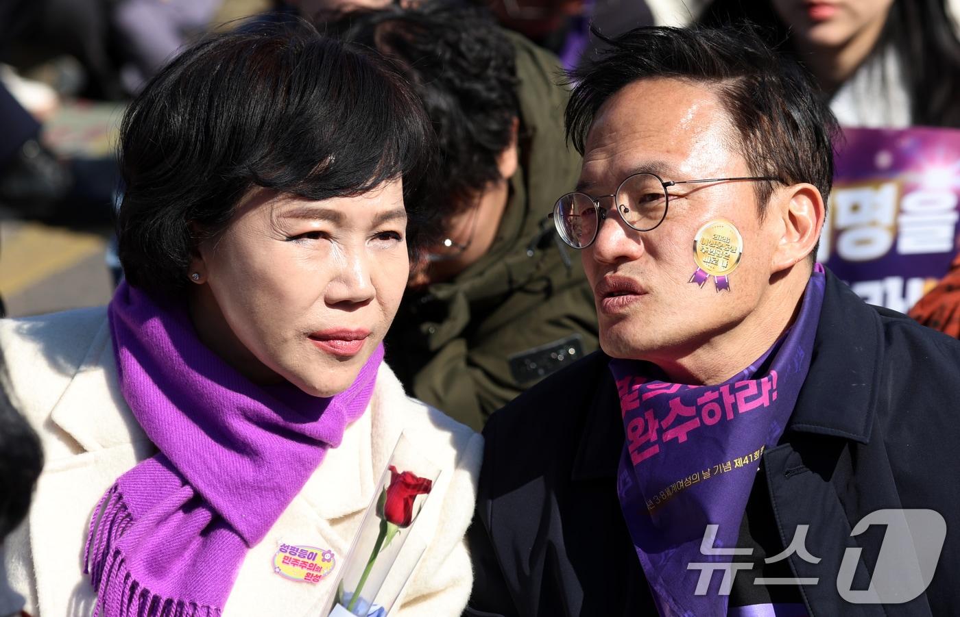 본문 이미지 - 박주민·전현희 더불어민주당 서울시장 예비후보가 지난 7일 서울 광화문 서십자각에서 열린 2026년 3·8세계여성읜 날 기념 제41회 한국여성대회에서 대화를 하고 있다. 이번 대회는 '빛의 혁명을 완수하라! 성평등이 민주주의의 완성이다 모이자광장으로, 여성주권자의 힘으로!'라는 슬로건으로 열렸다. 2026.3.7 ⓒ 뉴스1 김명섭 기자