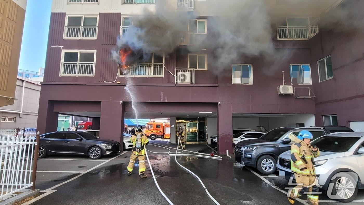 본문 이미지 - 7일 오후 3시 57분쯤 경북 청도군 고수리 한 아파트에서 불이 나 출동한 소방관들이 진화작업을 하고 있다. (청도소방서 제공. 재판매 및 DB금지)/뉴스1
