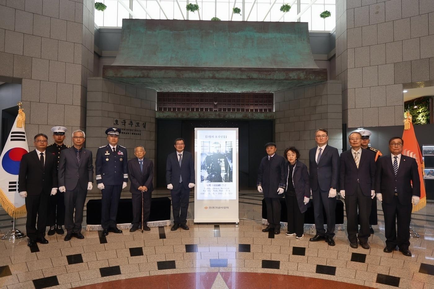 본문 이미지 - 5일 서울 용산구 전쟁기념관에서 열린 노백린 장군 현양행사에서 주요 귀빈들이 기념사진을 찍는 모습.(전쟁기념사업회 제공)