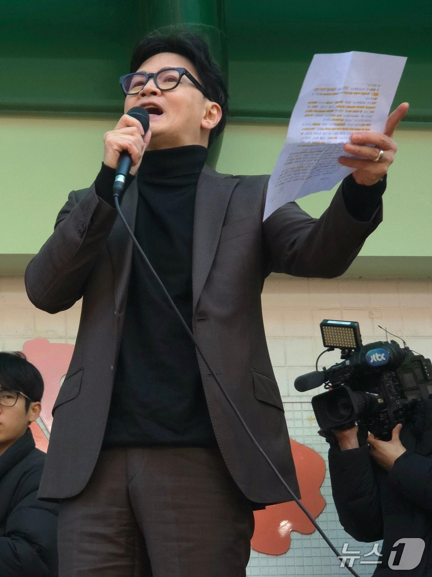 본문 이미지 - 한동훈 전 국민의힘 대표가 7일 부산 금정구 온천천에서 시민들에게 연설하고 있다.2026.3.7/뉴스1 ⓒ News1 이주현 기자