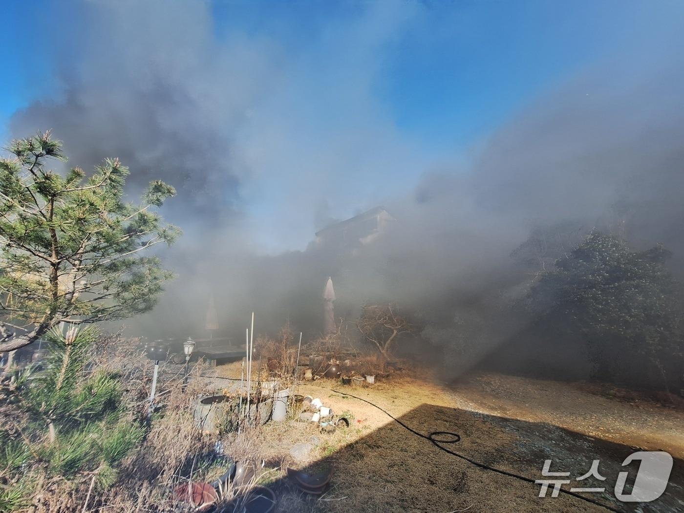 본문 이미지 - 7일 오후 3시 37분쯤 전남 담양군 수북면의 한 주택 창고에서 불이 나 소방당국이 진화하고 있다.(전남소방본부 제공. 재판매 및 DB 금지)